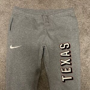 Nike Men’s University of Texas Longhorns Club Fleece On-Field Gray Jogger Pants